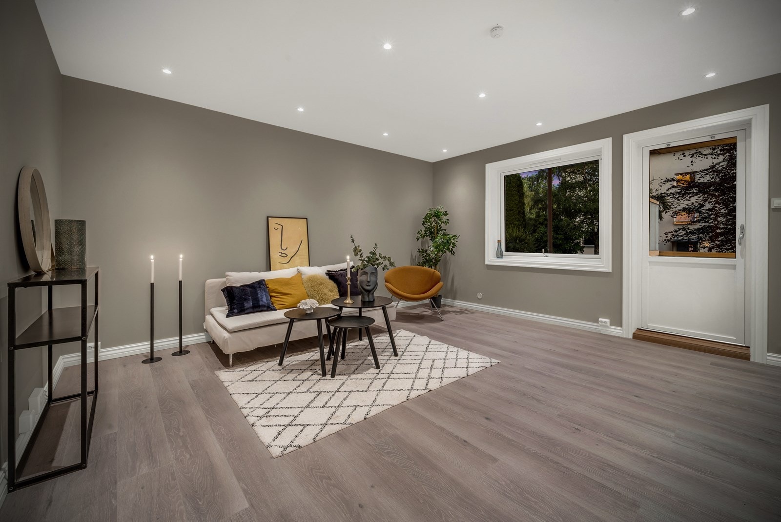 - Delikat leilighet med tidsriktige fargevalg, lyse overflater og pen laminatgulv - Galleribilde