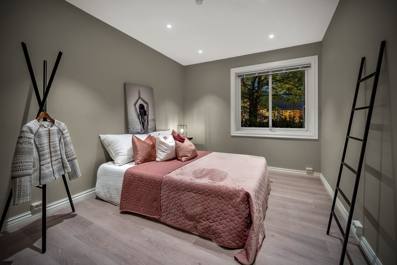 - Delikat soverom med plass for dobbeltseng, nattbord og garderobeskap. - Galleribilde