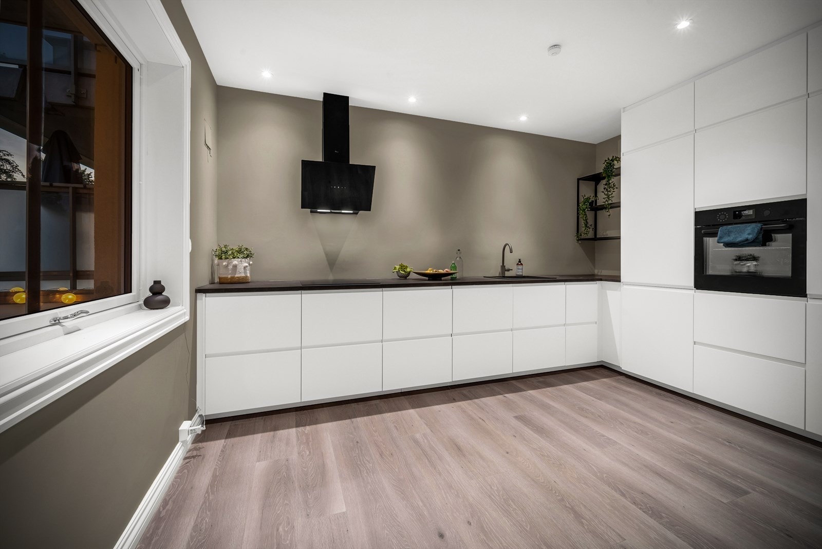 - Flott IKEA kjøkkeninnredning fra 2022 med glatte fronter, laminert benkeplate og lys under overskap - Galleribilde