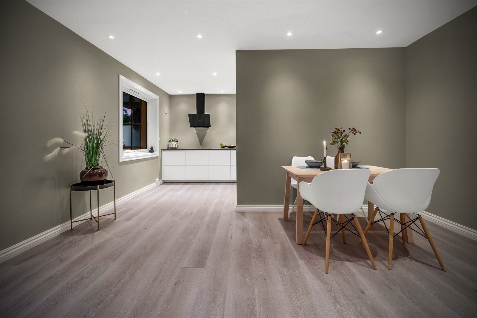 - Gjennomgående leilighet med meget god planløsning - Galleribilde