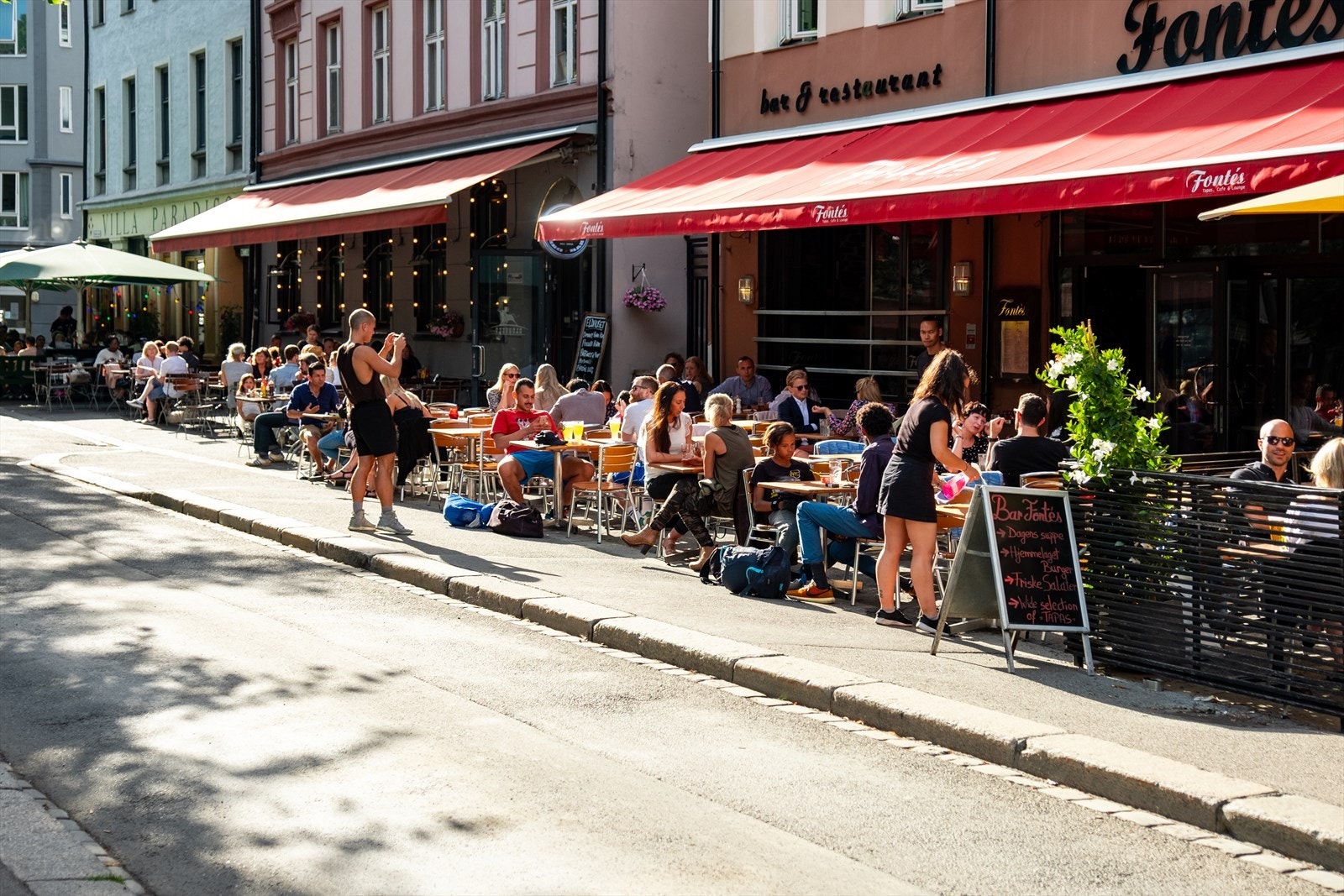 - Urbane og yrende Grünerløkka er også innen gangavstand og er kjent for sitt pulserende uteliv, hyggelige gatekaféer og små nisjeforretninger - Galleribilde