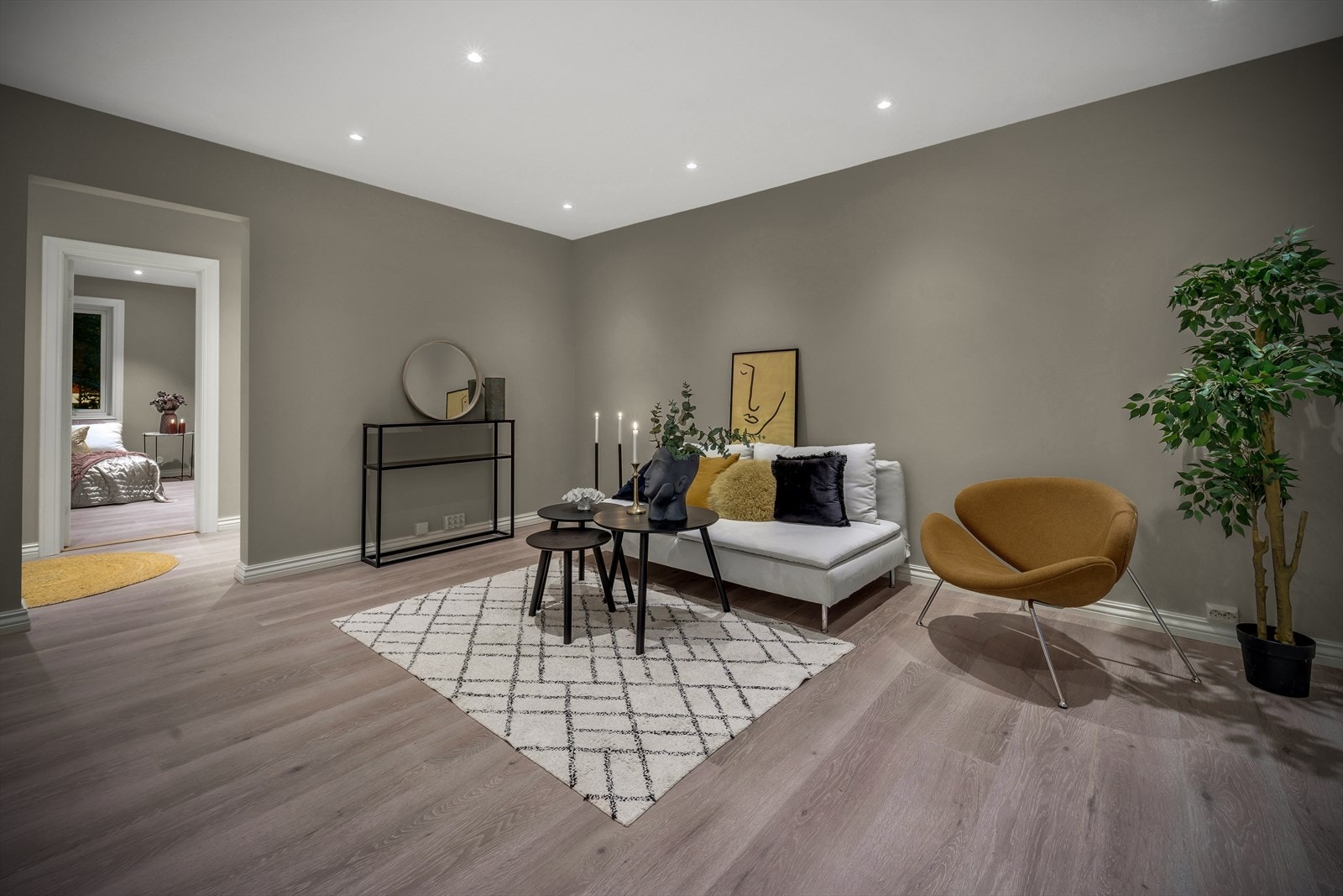 - Leiligheten har hjørnebeliggenhet med mye naturlig lysinnslipp - Galleribilde