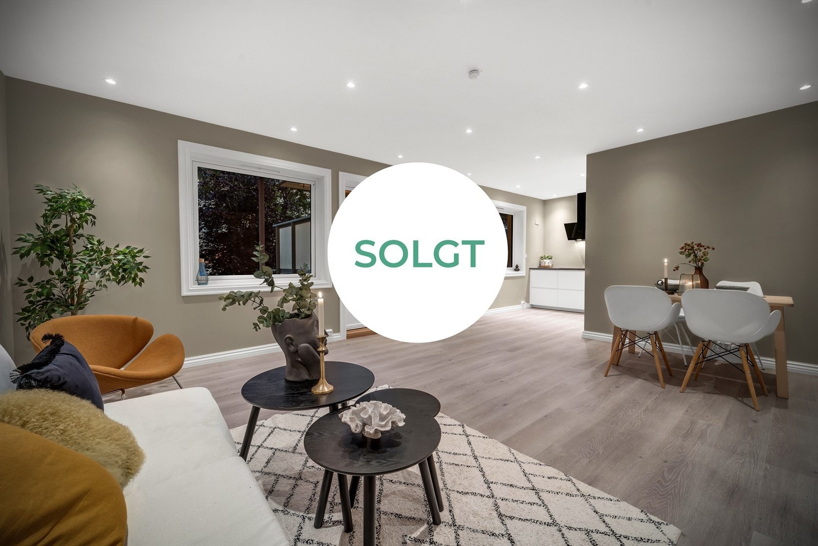 - Velkommen til en glimrende og nyoppusset 4-roms i Haslekroken 7B! Boligen er presenteres av Eiendomsmegler Ramin Oddin - Galleribilde