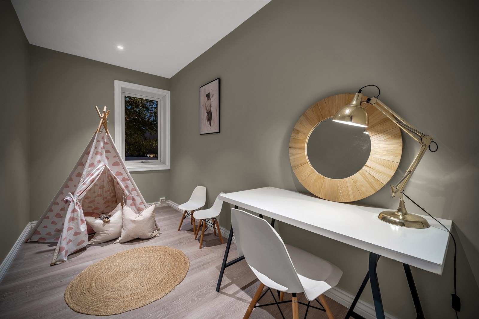 - Flott soverom nr. 2, rommet kan bli brukt som barnerom - Galleribilde