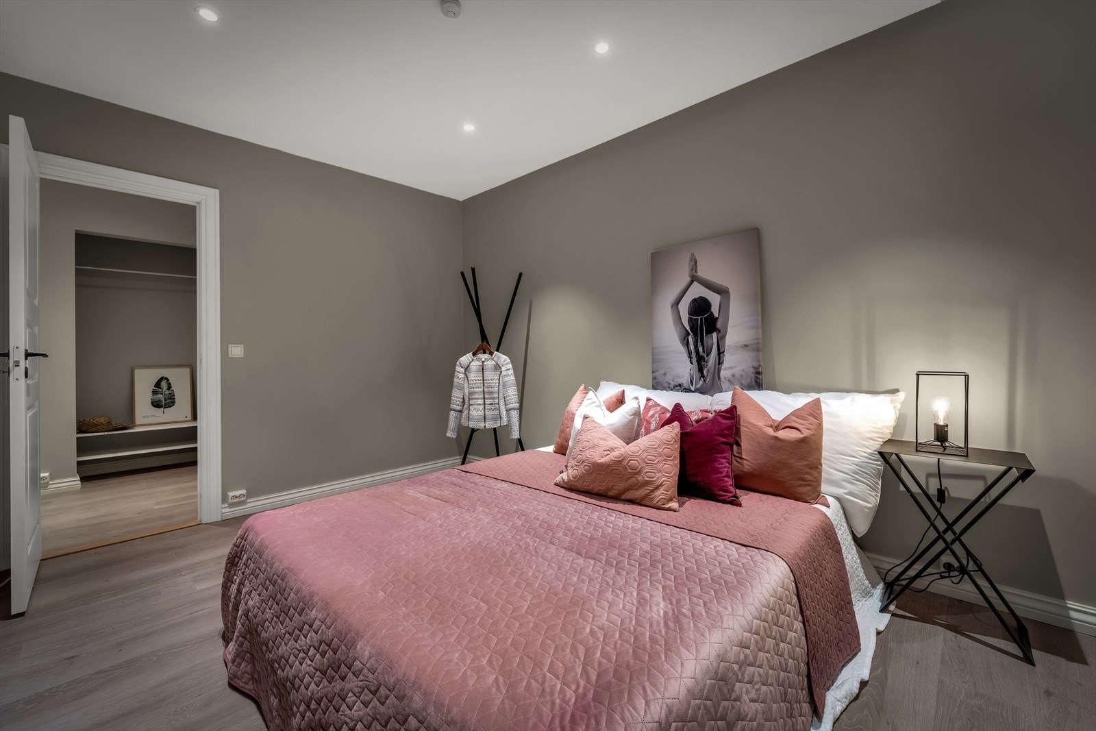 - Delikat soverom med plass for dobbeltseng, nattbord og garderobeskap. - Galleribilde