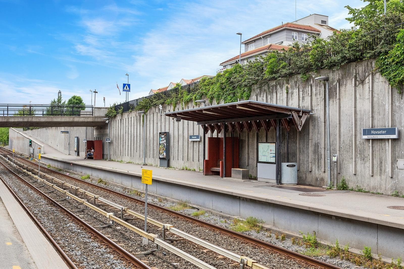 Nærmeste stasjon er Hovseter, Linje 2 Ellingsrudåsen -Østerås. Busslinjer 45 og 46 går til Majorstuen, Ullerntoppen eller Bogstad / Voksen Skog. Galleribilde