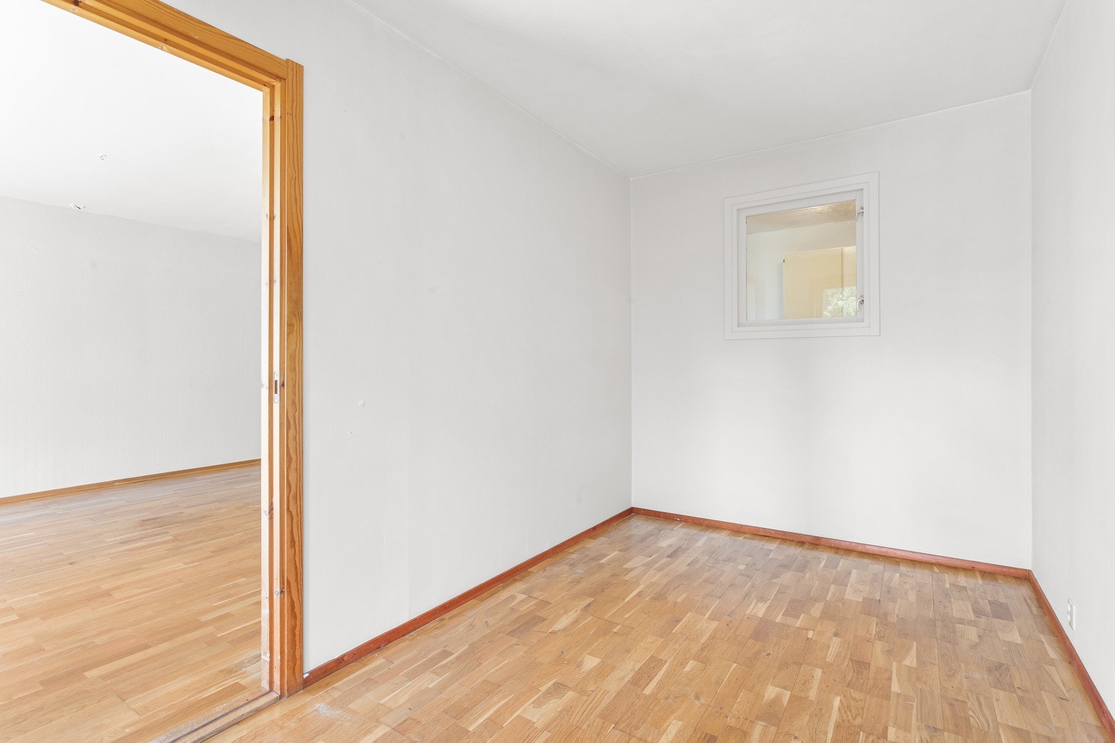 Soverom med bredde på 2,14 m og lengde 3,93 m så det er plass til en stor seng og garderobeskap. Galleribilde