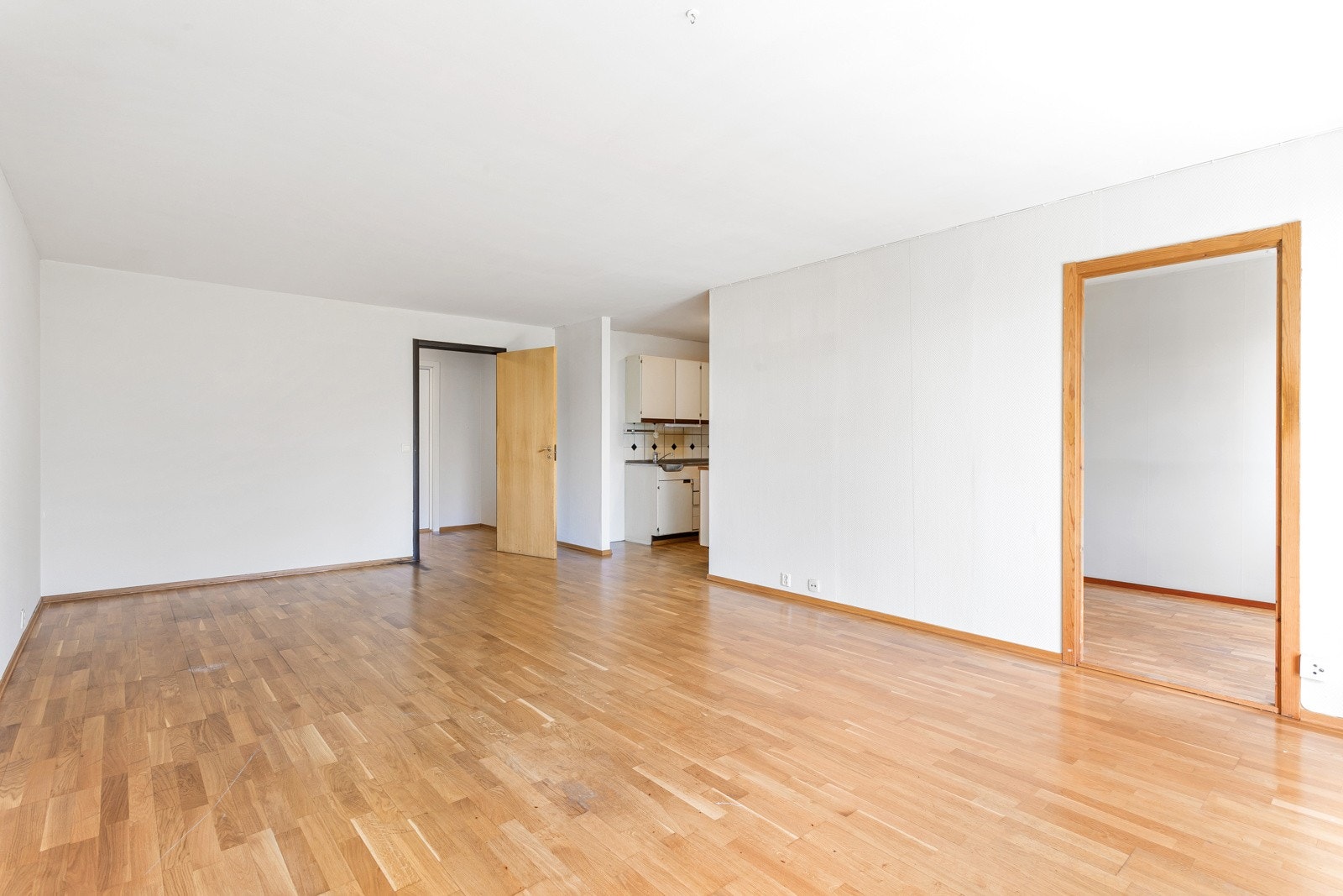 Planløsningen er god med delvis åpen løsning mellom kjøkken og stue, romslig entre og innvendig bod for ekstra lagring. Galleribilde