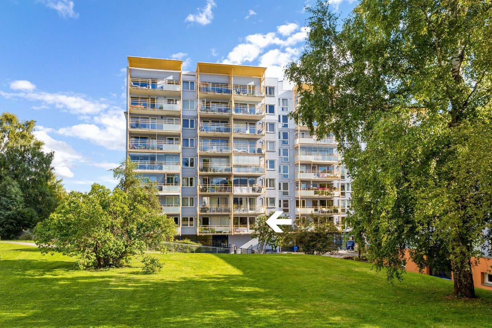 Lys 2-roms leilighet med fritt utsyn og balkong med gode solforhold og felles takterrasse med vidstrakt utsikt. Galleribilde