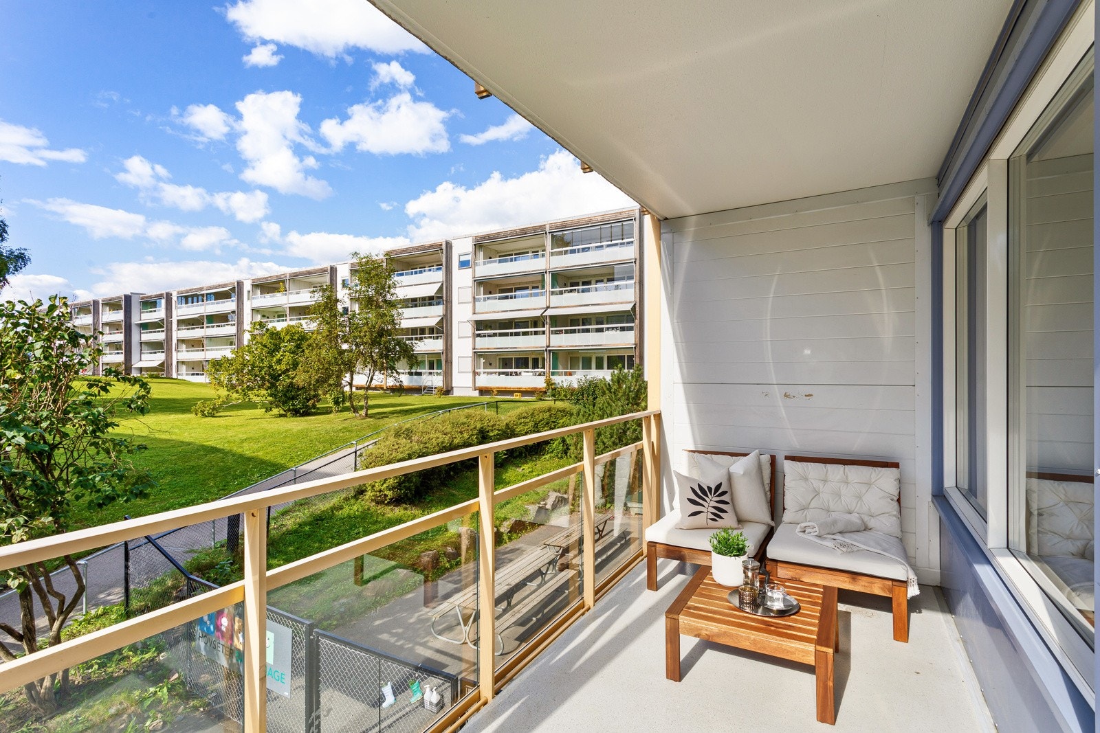 Utgang til vestvendt balkong på ca 7 kvm fra stuen. Her kan du nyte en kopp kaffe i ettermiddagssolen. Galleribilde