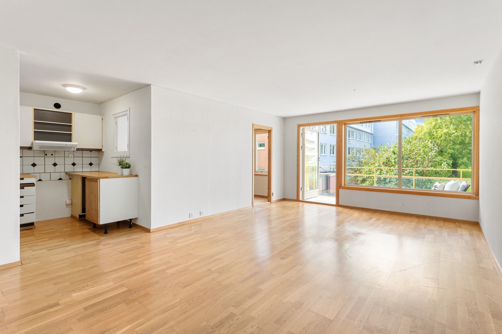 Stuen har lyse vegger med malt glassfiberstrie og parkett på gulv. Galleribilde