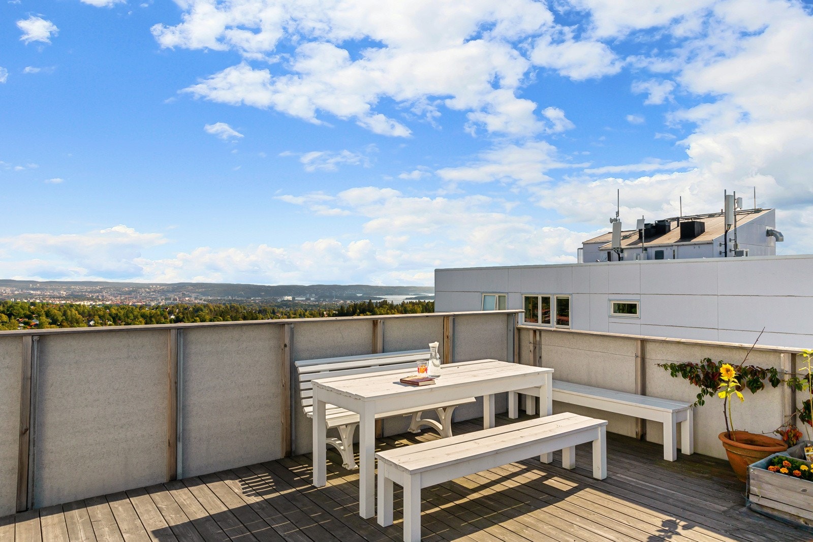 På toppen av bygget er det felles takterrasse med vidstrakt utsikt og flotte solforhold. Galleribilde