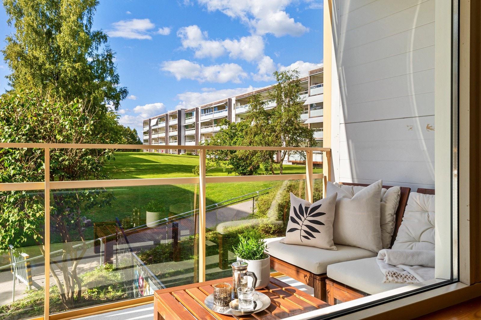 Leiligheten ligger i høy 1 etasje med fritt utsyn og uten gjenboere. Galleribilde