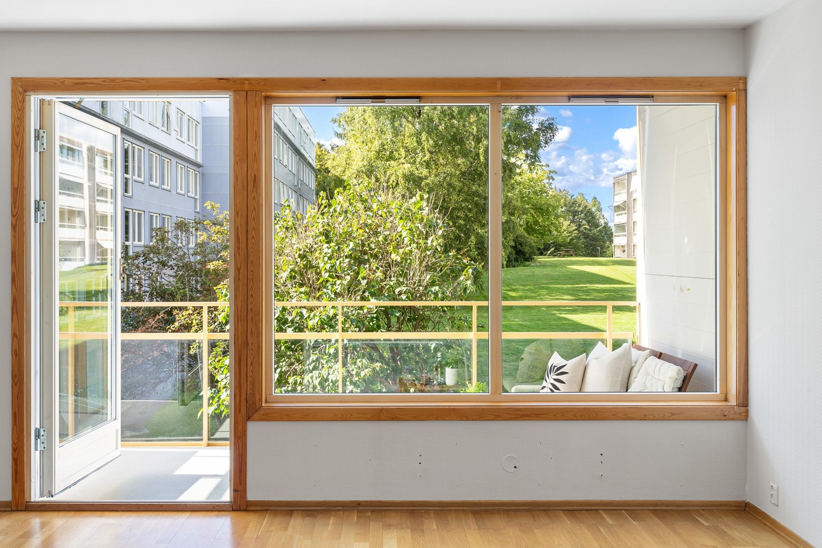 Leiligheten fremstår som lys med store vindusflater i stuen som gir gode lysforhold. Galleribilde