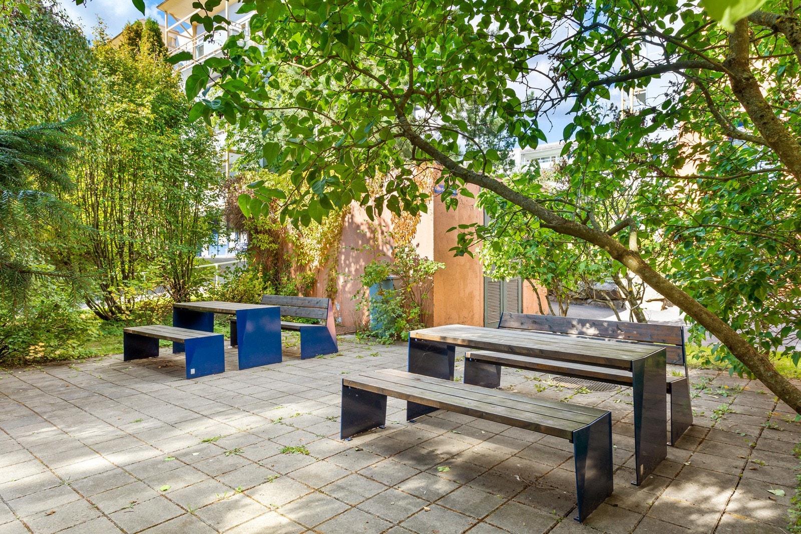 Uteområde mellom Hovseterveien 96 og 98 har en plass hvor det er lagt en steinplatting som er til fri bruk for beboerne. Galleribilde