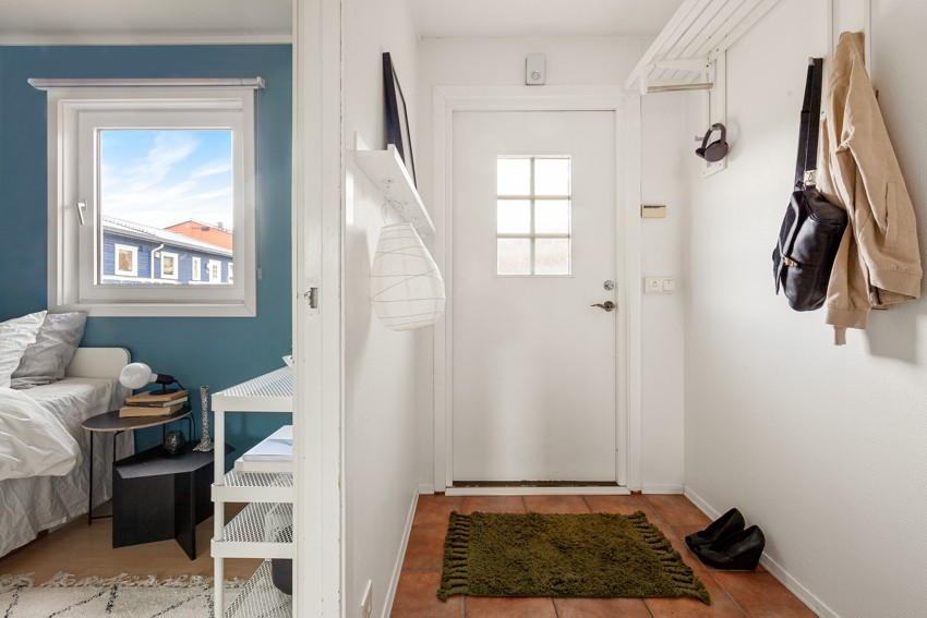 Flislagt gang med plass til å henge fra seg yttertøyet.