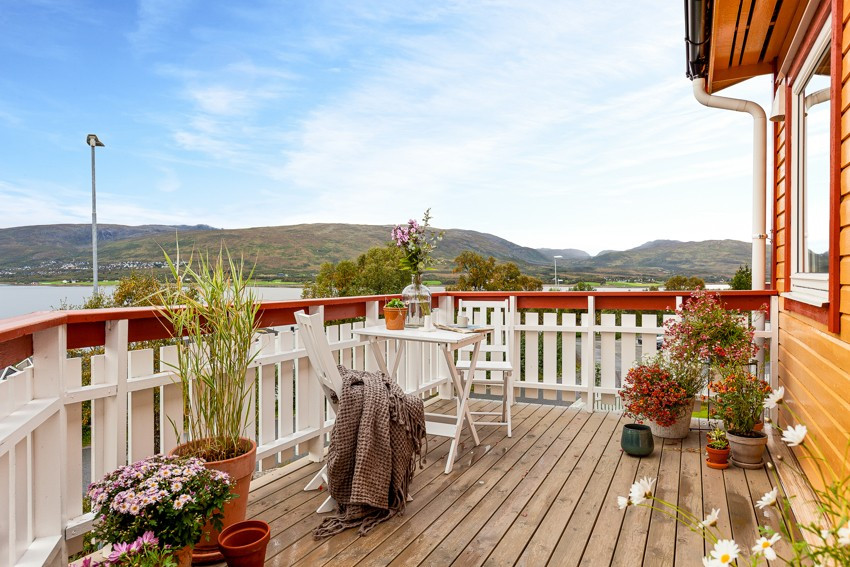 Fra stuen får du utgang til sørvestvendt veranda med god plass til utemøbler, beplantning og grill!