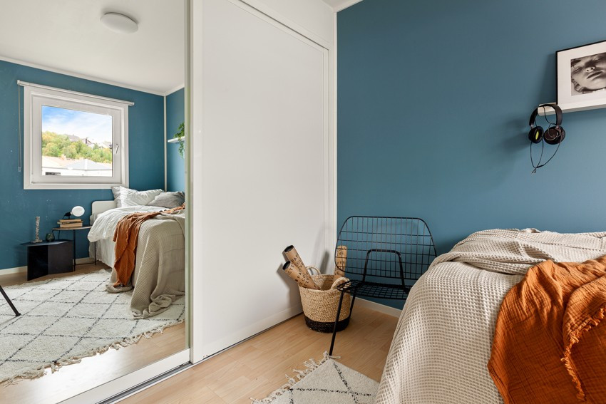 Lekker skyvedørsgarderobe med speil som sikrer godt med oppbevaringsplass.