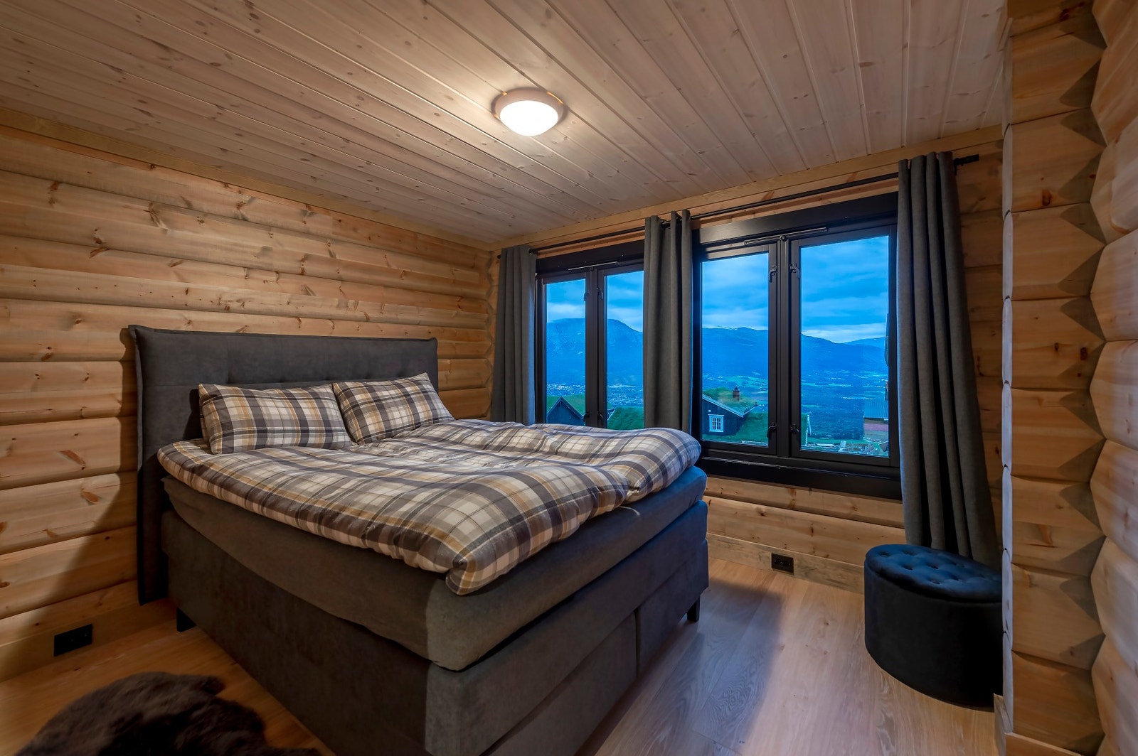 God plass til dobbeltseng med tilhørende møblement. Galleribilde