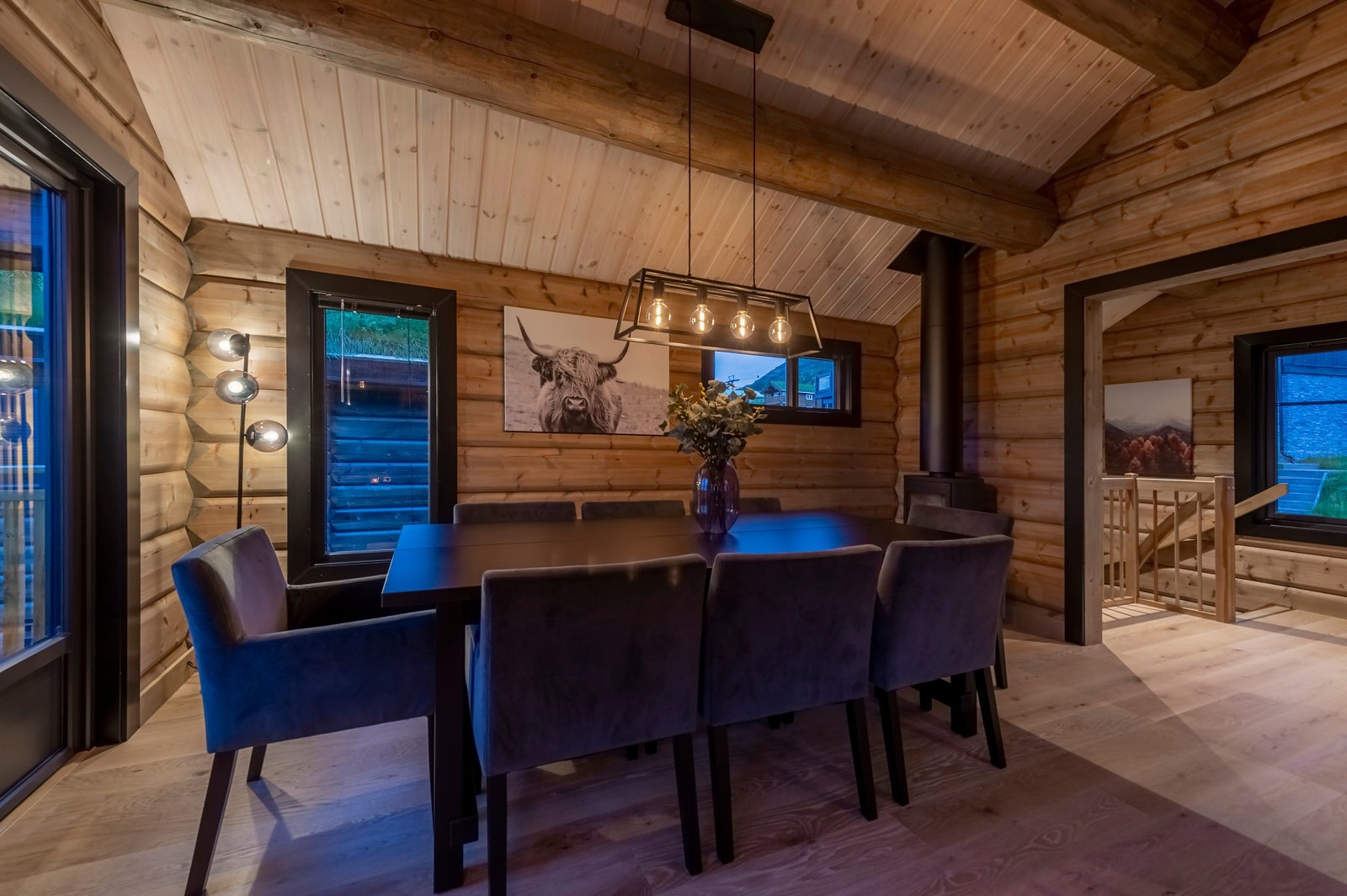 God plass til både sofagruppe og spisestue med tilhørende møblement. Galleribilde