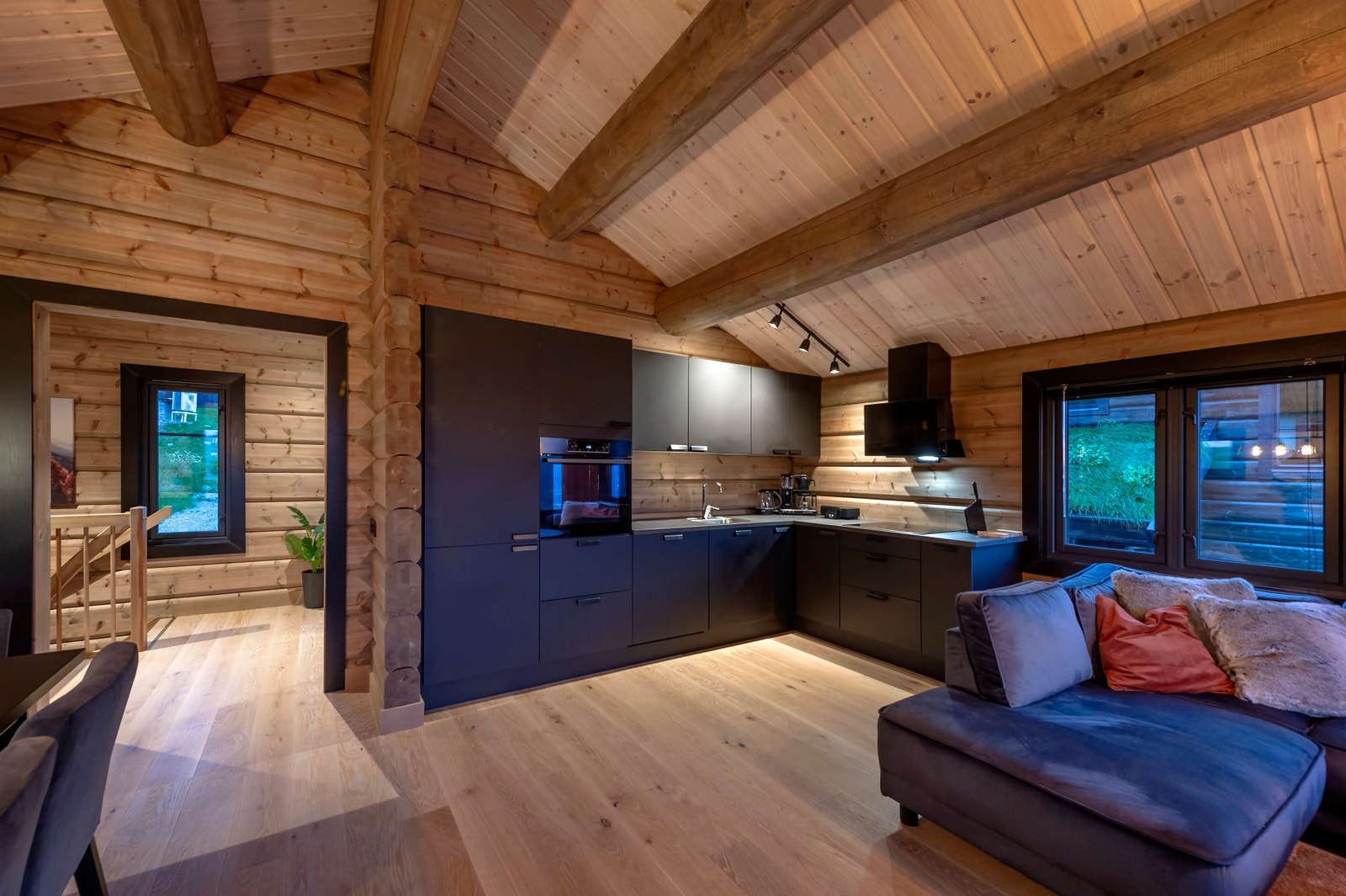 Hytten har et stilrent kjøkken med god skap- og benkeplass som passer ypperlig ved matlaging og oppbevaring. Galleribilde