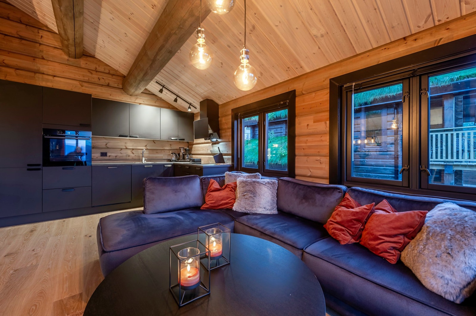 Fra stuen kommer man direkte inn på kjøkkenet som har mørkmalt glatt kjøkkeninnredning og laminerte benkeplater Galleribilde