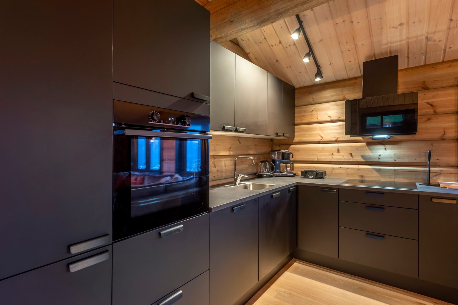 Kjøkkenet har Integrerte hvitevarer som platetopp, stekeovn, oppvaskmaskin og kjøle -og fryseskap. Galleribilde