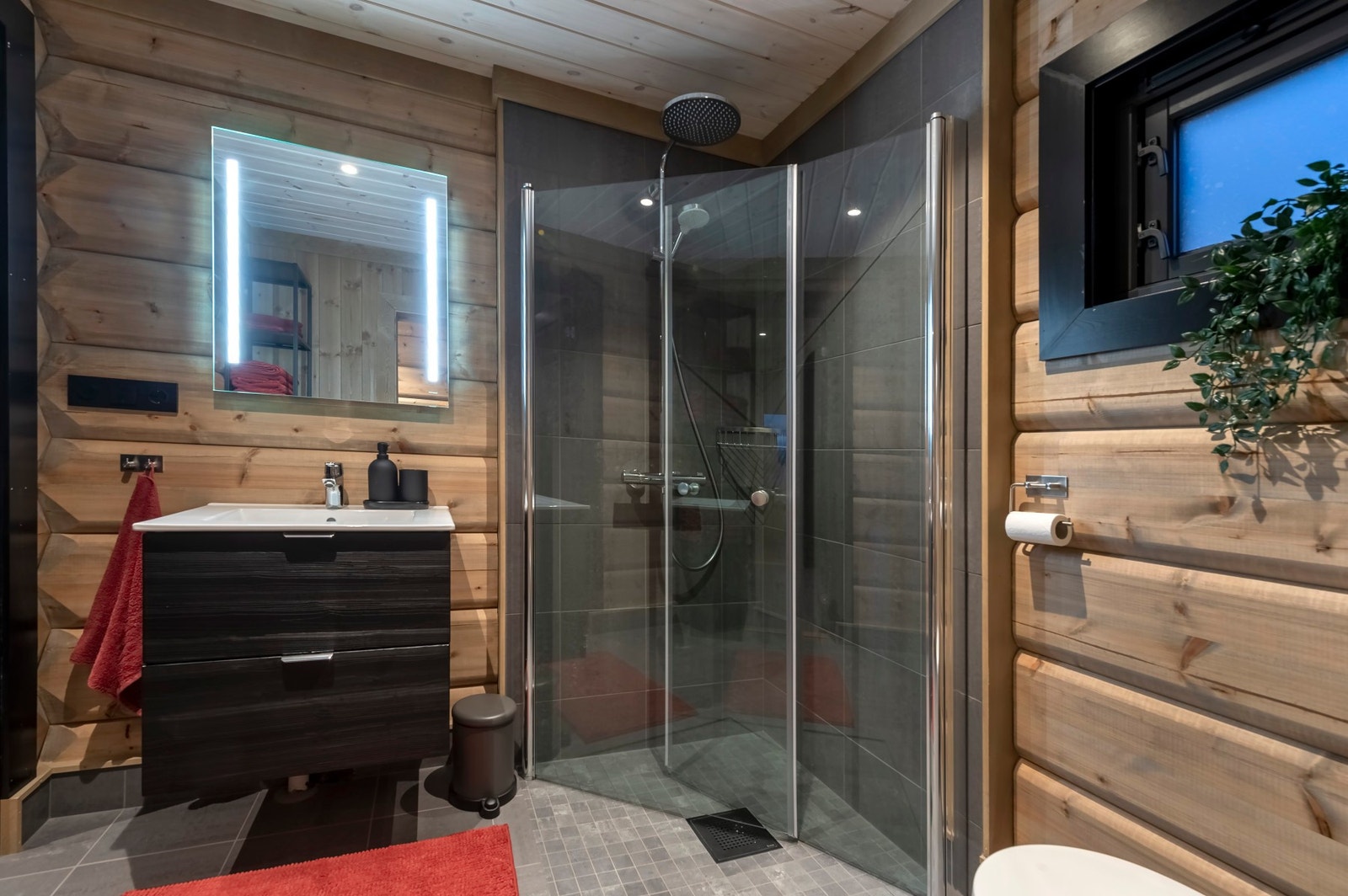 Vaskerommet er dirkete tilknyttet badet. Galleribilde