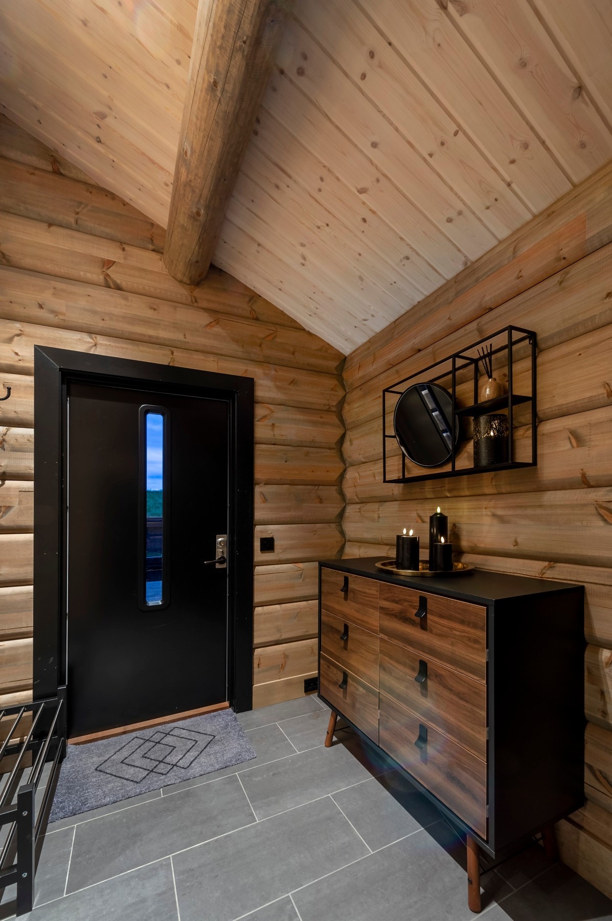 Hytten har både veranda i 2. etasje på 5 kvm og terrasse på hele 30 kvm. Galleribilde