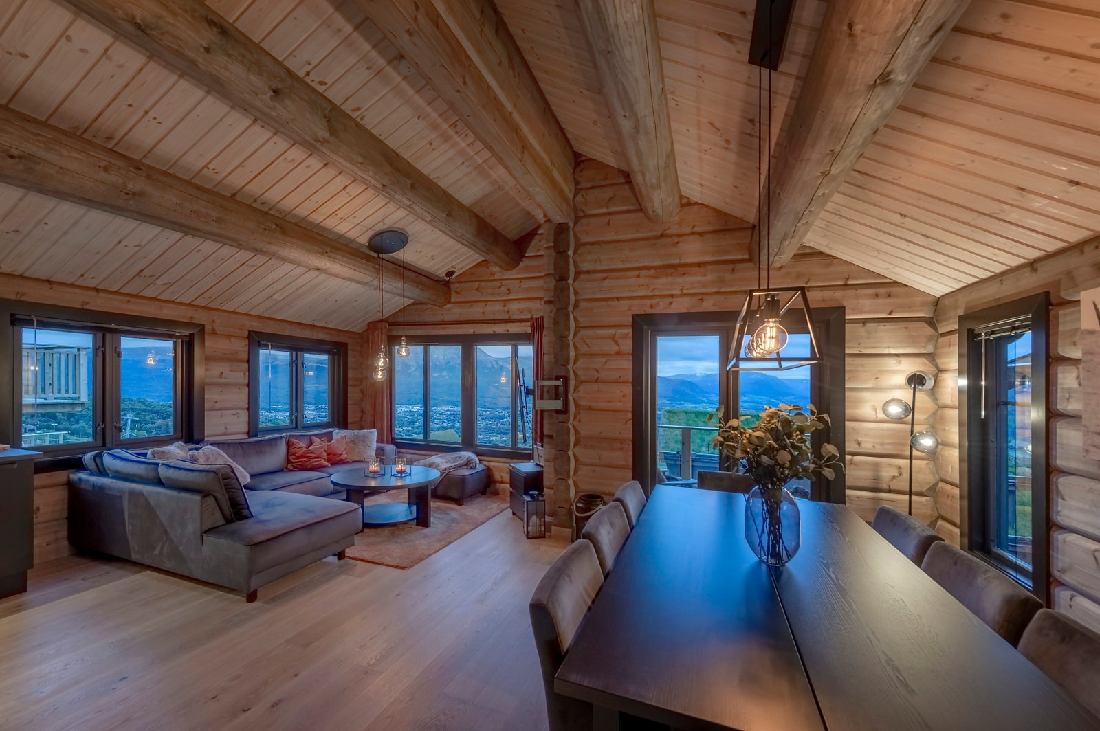 EiendomsMegler 1 ved Per Hårstad har gleden av å presentere en flott nyoppført hytte med attraktiv beliggenhet i Kjerkvegen 266 B ! Galleribilde