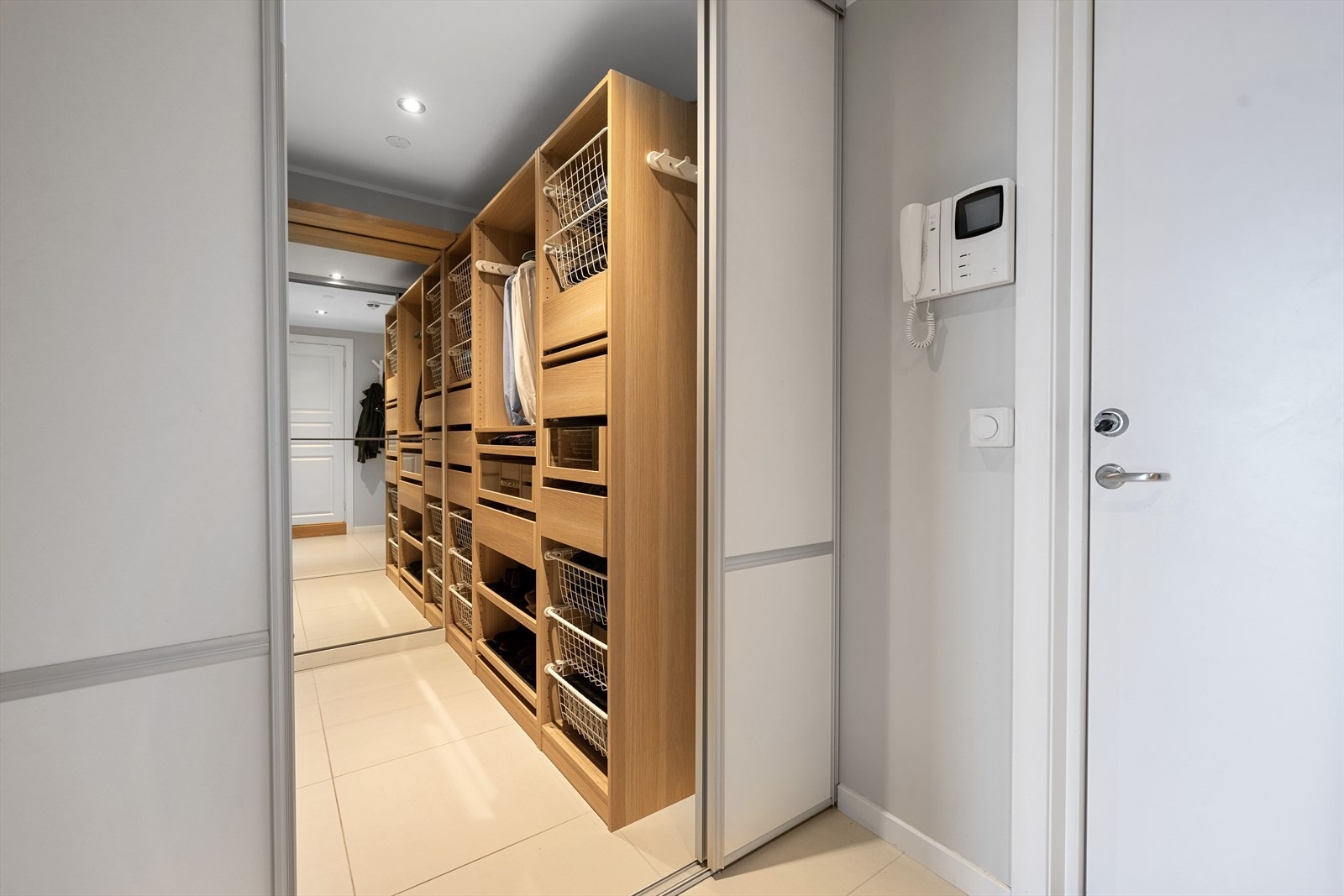 Her det med andre ord meget godt med lagringsplass, og dette rommet passer perfekt for den som ønsker å holde orden og struktur i klesskapet, samt frigjøre plass på soverommet Galleribilde