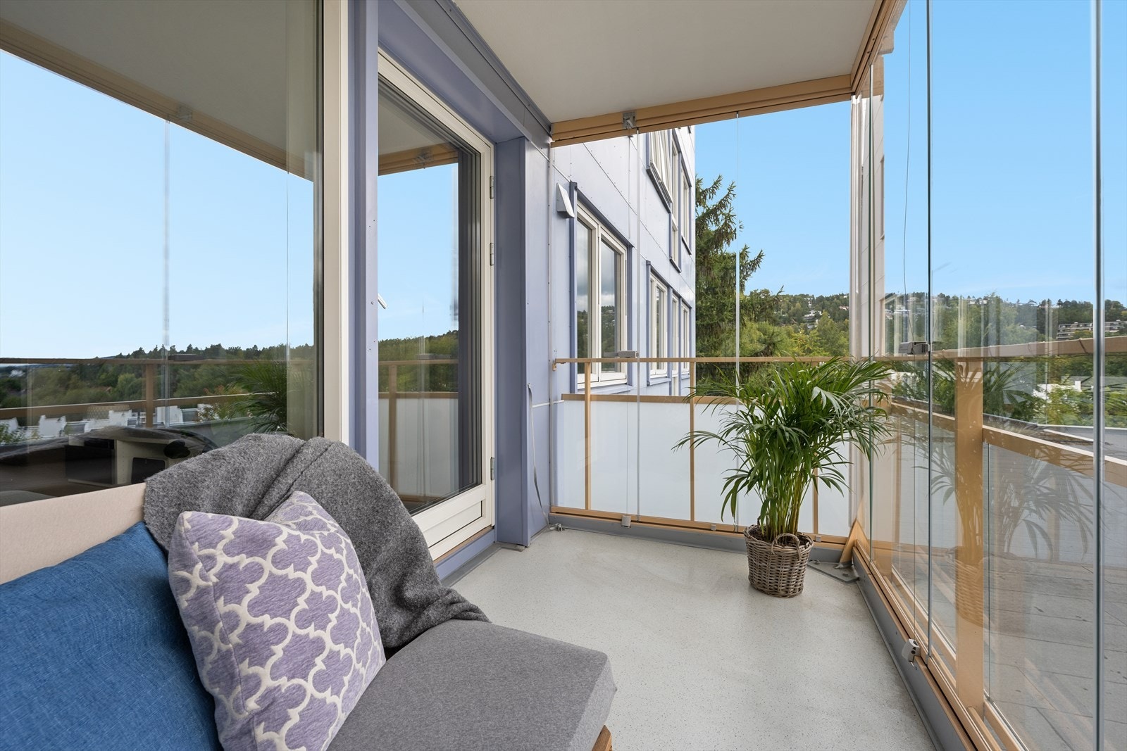 Det er god plass til utemøbler, grill og diverse. Et perfekt sted for å invitere til sosiale lag! Merk at det foreligger planer om mulig utbygging av naboeiendom, se reguleringsplan i salgsoppgaven Galleribilde