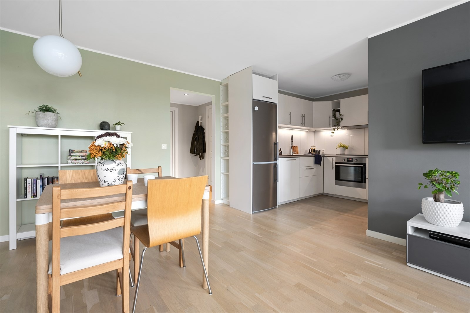 Kjøkkenet er stort og arbeidsvennlig med mye skap- og benkeplass som gjør matlagingen ekstra behagelig Galleribilde