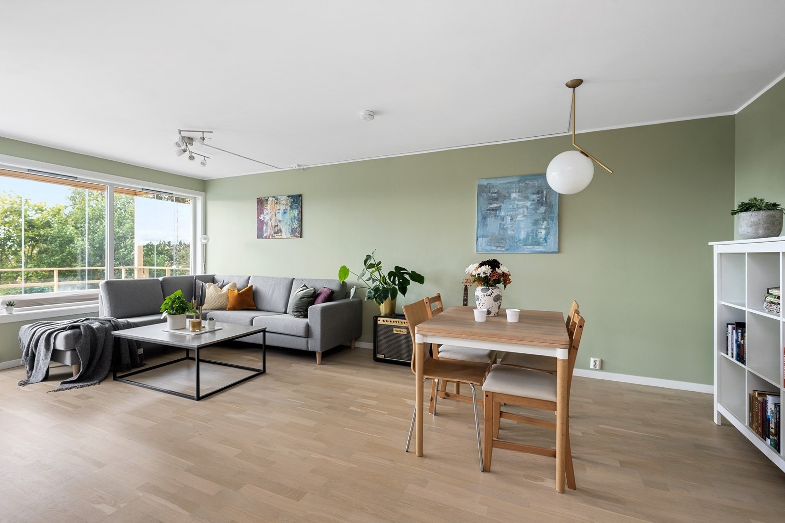 Den delvis åpne løsningen mot kjøkkenet gjør stuen til et sosialt samlingspunkt og skaper en høy trivelsfaktor Galleribilde