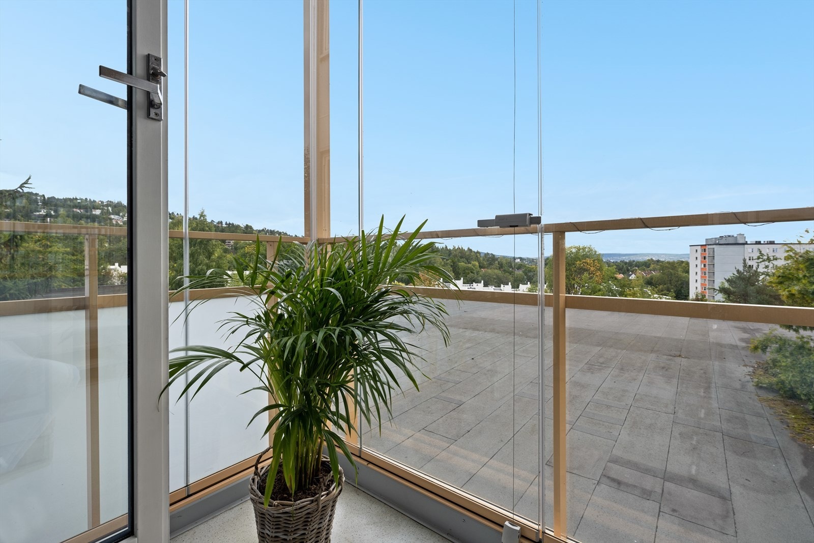 sydøst-vendt innglasset balkong på ca 7 kvm med flott utsyn over nærområdet Galleribilde