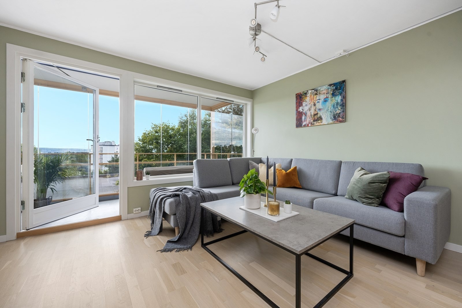 Det er god plass til sofagruppe og medievegg, samt god plass til stor spisegruppe i tilknytning til kjøkkenet Galleribilde