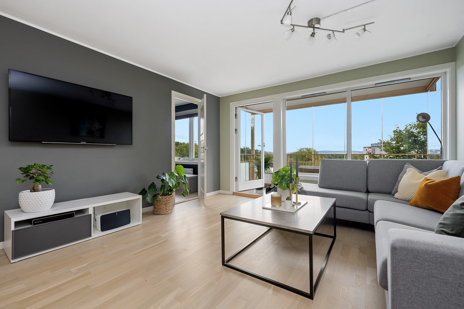 Stuen er romslig og innbydende med pene nymalte flater, nyslipt (2021) parkett på gulv og store vindusflater som slipper inn rikelig med naturlig lys Galleribilde