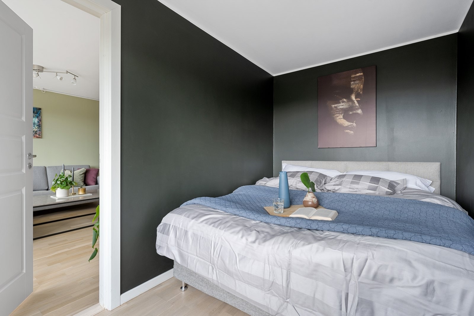 Soverommet er av god størrelse og har god plass til dobbeltseng og nattbord, samt plass til kommode Galleribilde