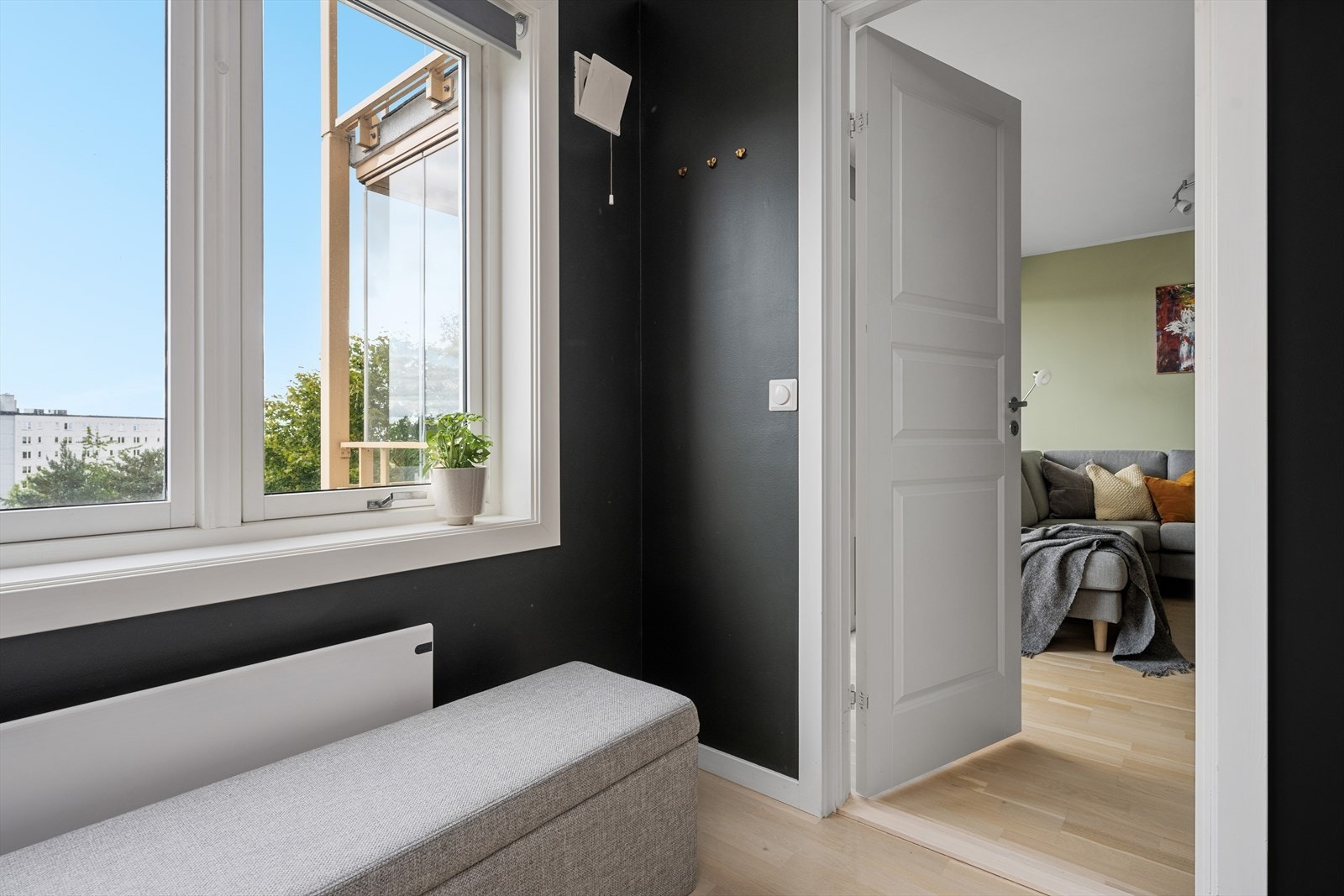 Soveromsvinduet byr på en deilig utsikt og en magisk kveldsstemning Galleribilde