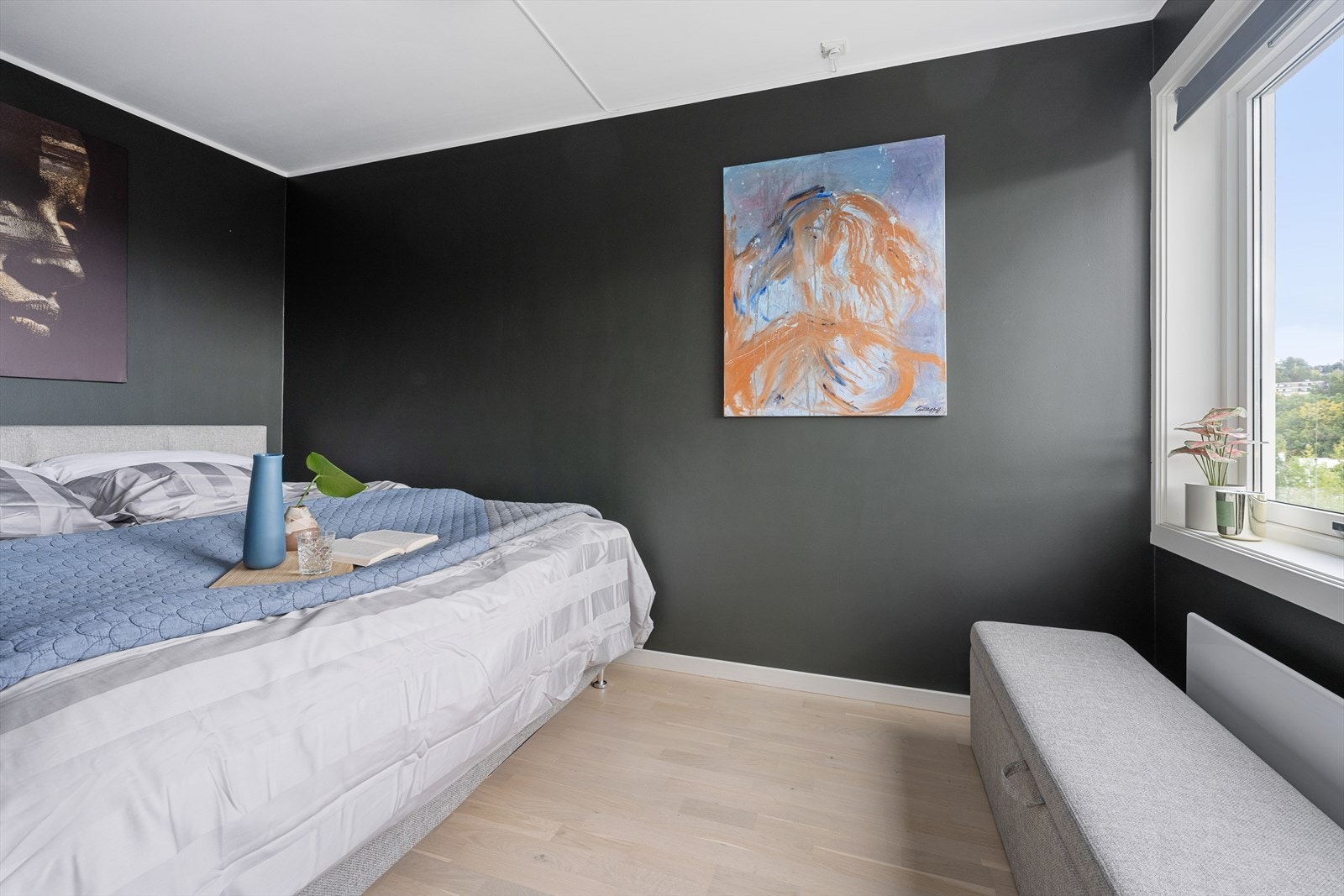 Soveromsvinduet byr på en deilig utsikt og en magisk kveldsstemning Galleribilde