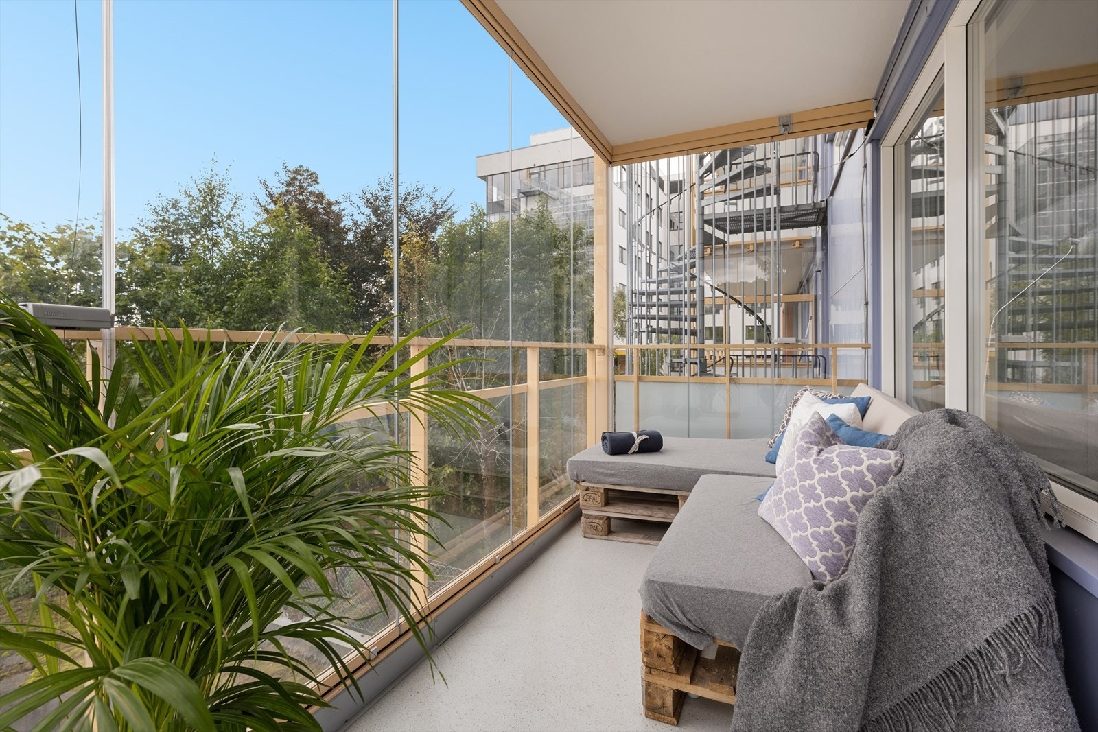 Fra stuen er det utgang til en flott sydøst-vendt innglasset balkong på ca. 7 kvm med nydelig utsyn over nærområdet Galleribilde