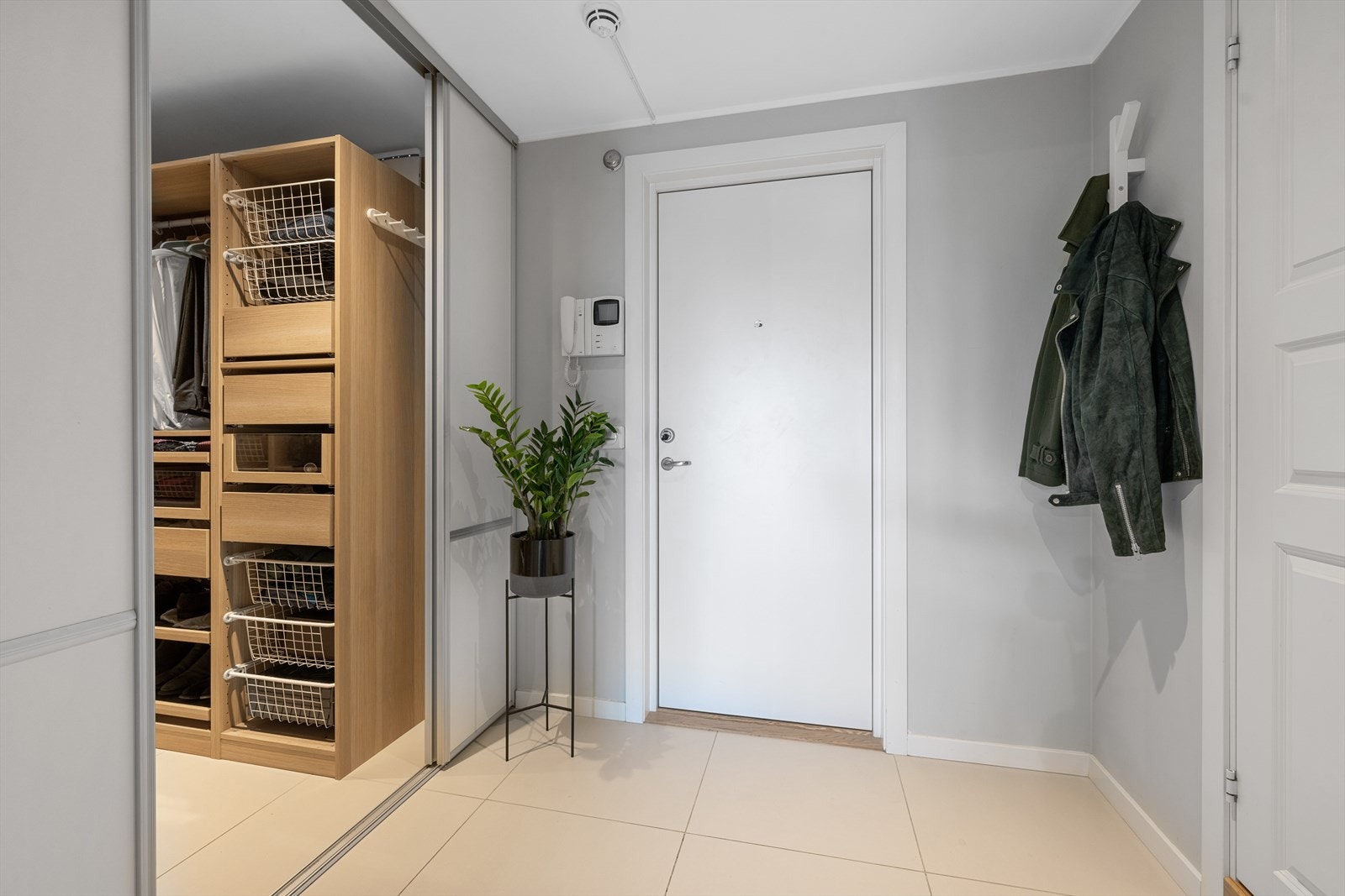 Entréen er praktisk utformet med god plass for avheng av yttertøy og sko Galleribilde