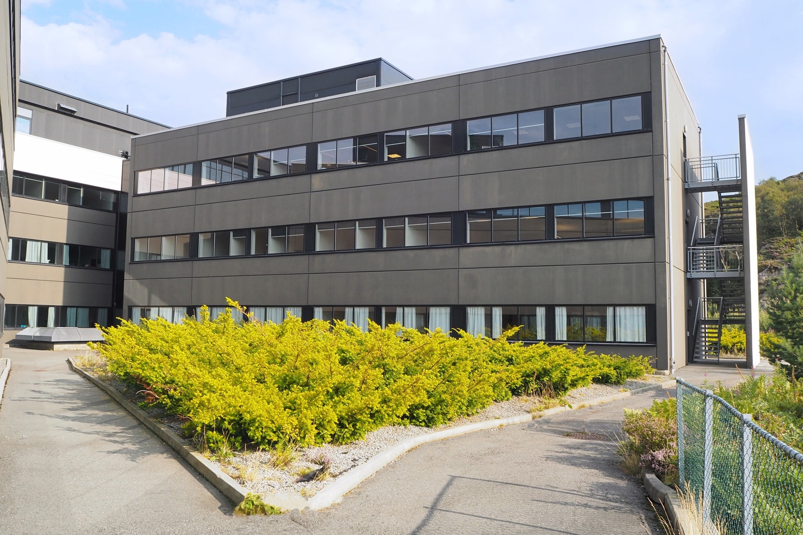 Fasade fra den aktuelle fløyen. Det ledige lokalet er i 1.etg. Galleribilde