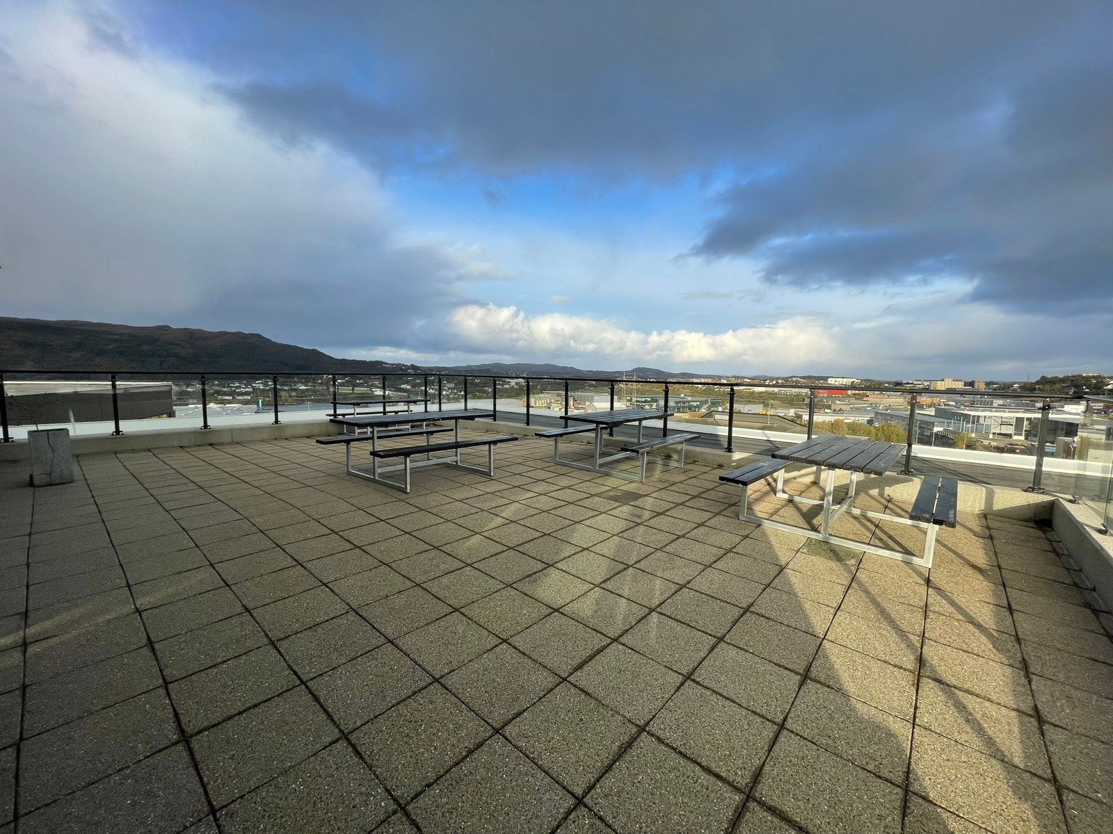 Terrasse utenfor kantine med storslått utsikt. Galleribilde
