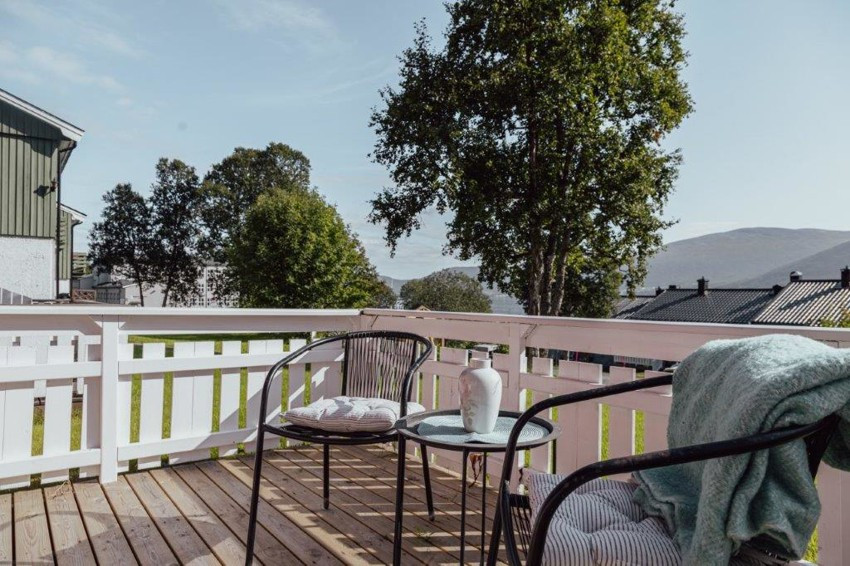 Terrassen har flotte solforhold på dagtid.