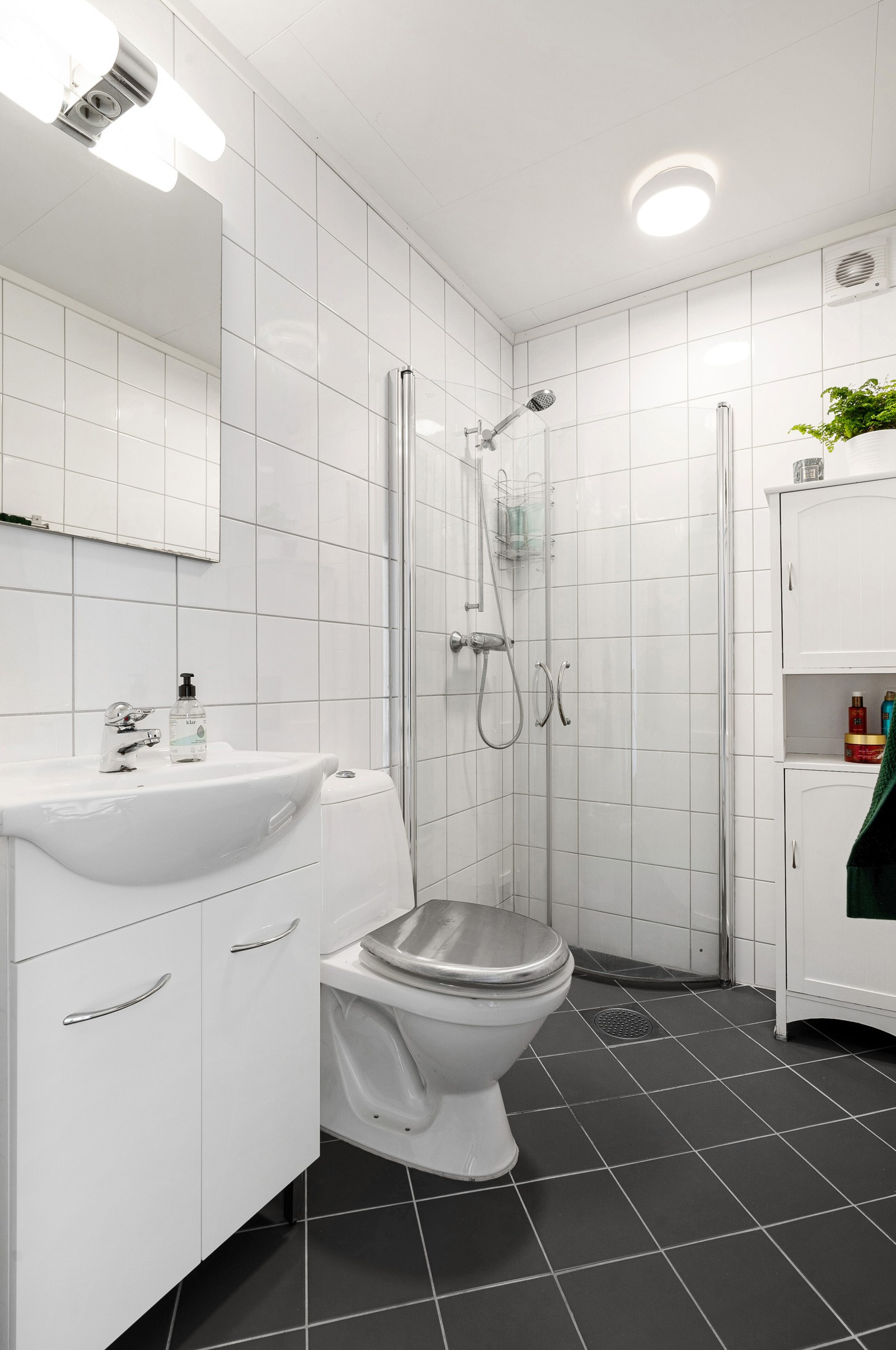 Badet er flislagt og har varme i gulv.