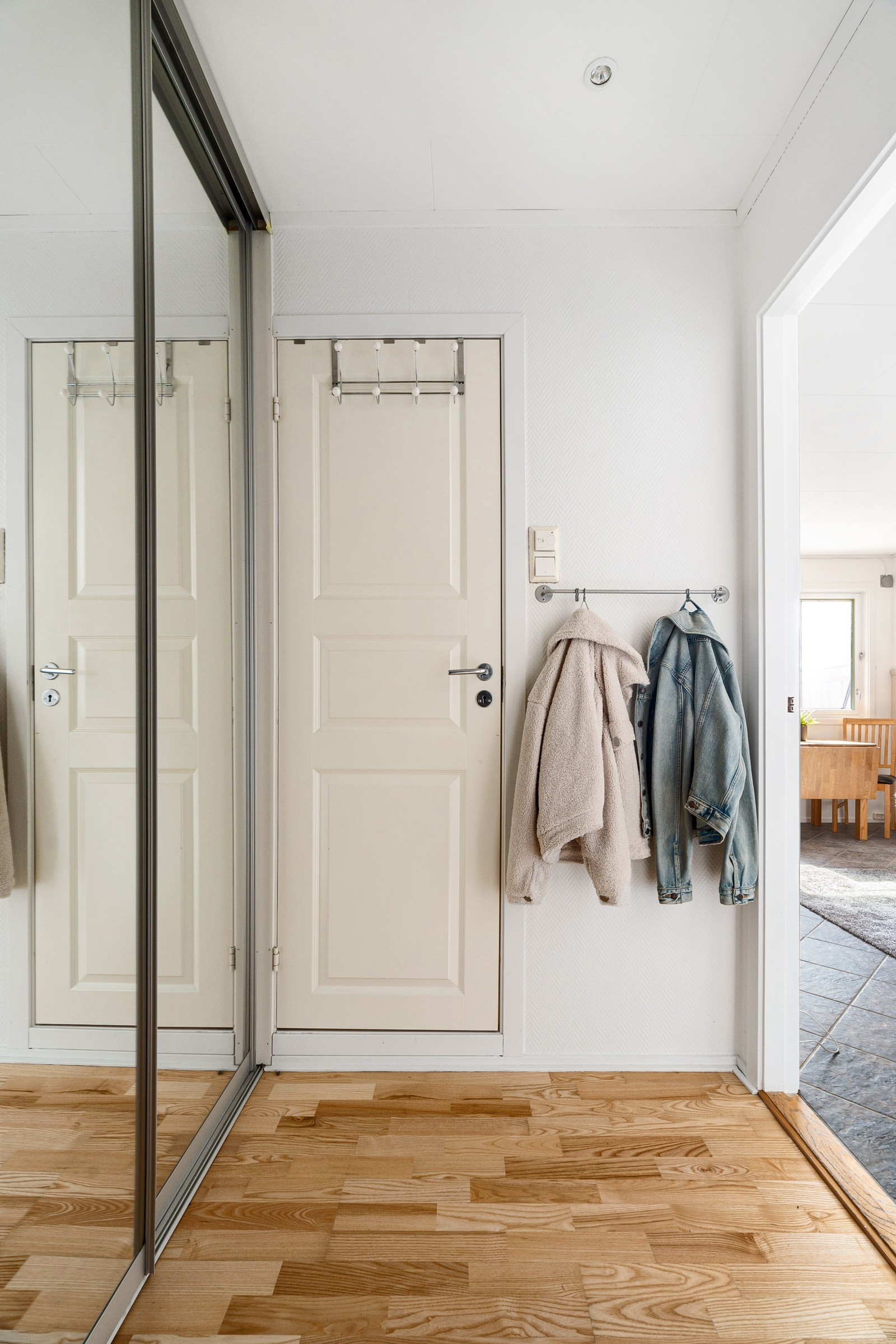 Velkommen inn! Romslig entré med stor skyvedørsgarderobe med helfigurs speil.