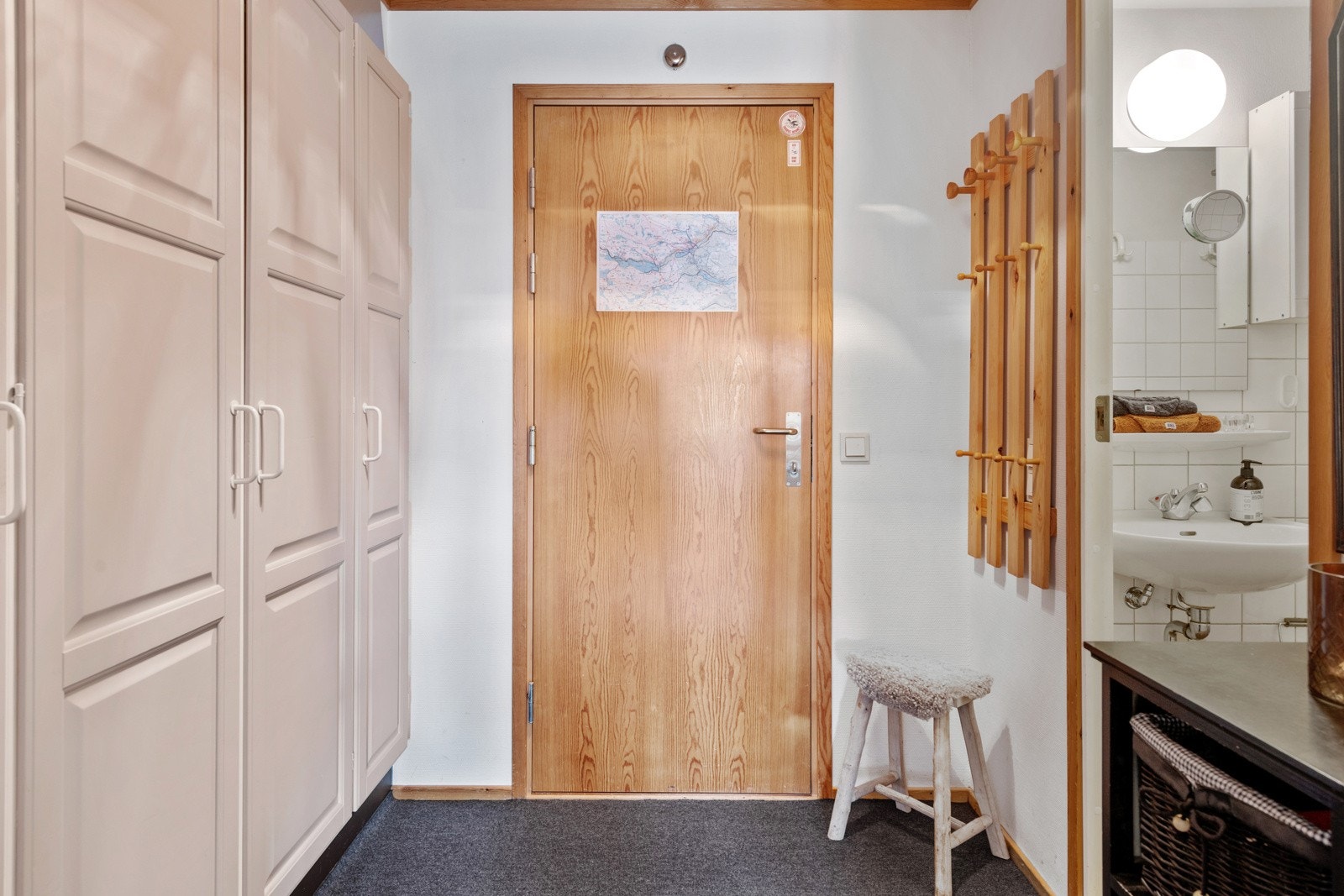 Entré med garderobe Galleribilde