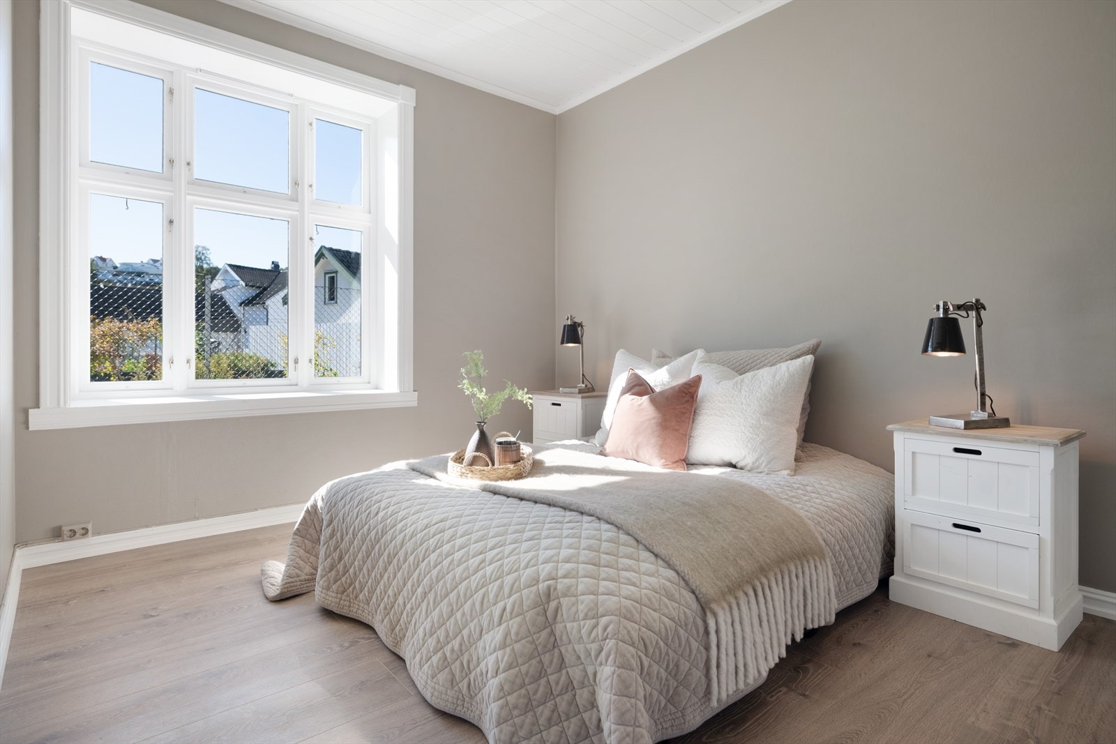 Leilighetens soverom er romslig med plass til dobbeltsengen og nattbord Galleribilde