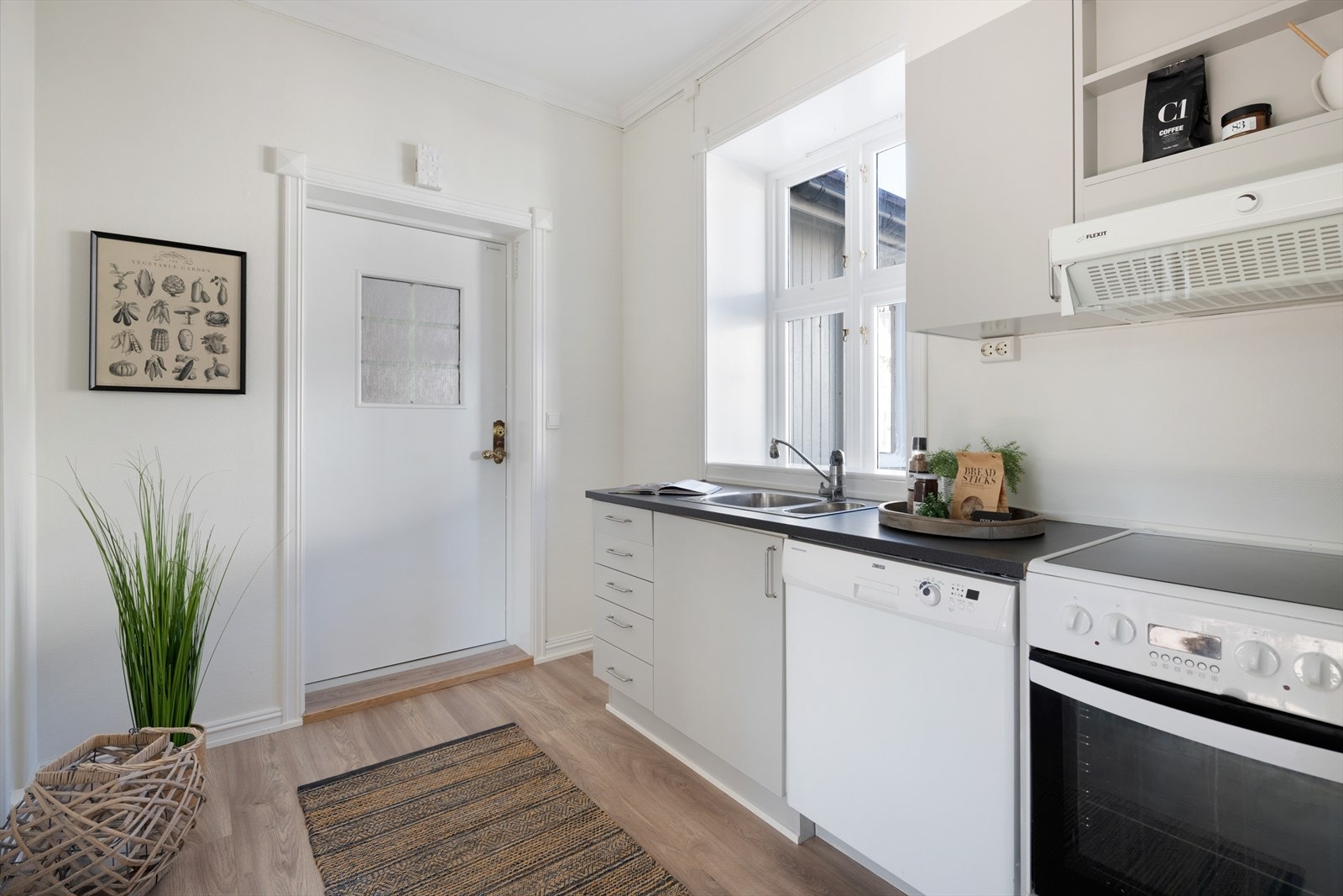 Kjøkkenet har innredning med glatte fronter og laminat benkeplater. Galleribilde